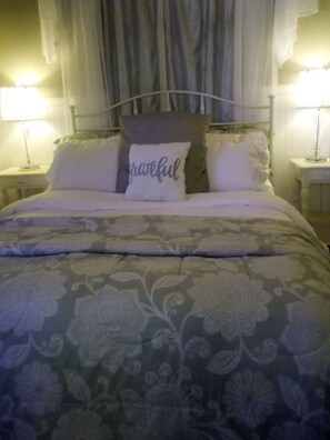Iron/ironing board, free WiFi, bed sheets