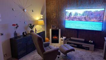 Ălytelevisio, takka, videopelejĂ€, DVD-soitin