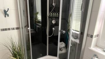 Douche, sèche-cheveux, serviettes fournies, savon