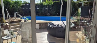 Ruhige & moderne Oase mit Pool, Outdoor-Whirlpool, Kamin, Wallbox, Klima, Grill