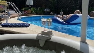 Piscina all'aperto, una piscina riscaldata