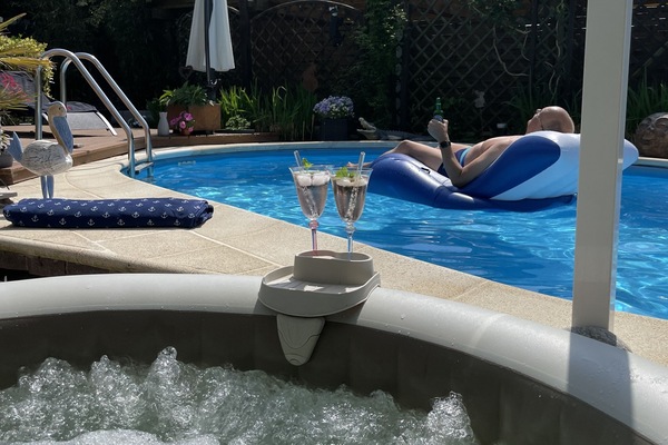 Swimmingpool im Sommer (Mai - Oktober), Whirlpool ganzjährig buchbar.