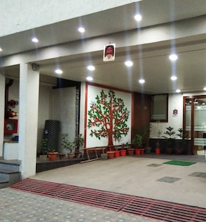 Free self parking - Hotel R P (Agra)