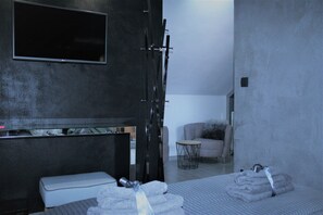 1 bedroom, in-room safe, WiFi, bed sheets