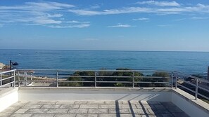 Property grounds - Panoramic studio apartment on the San Foca seafront (San Foca)