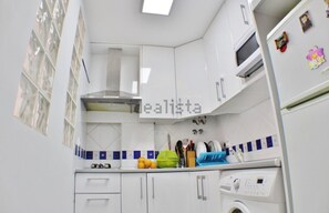 ثلاجة، ميكروويف، ماكينة لصنع القهوة/الشاي، محمصة خبز