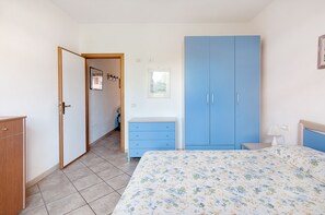 1 bedroom, bed sheets