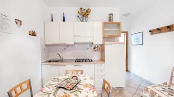 Fridge, oven, stovetop, cookware/dishes/utensils