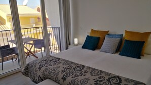 Habitación estándar con 1 cama doble o 2 individuales, 1 cama de matrimonio | Tabla de planchar con plancha, wifi gratis, ropa de cama