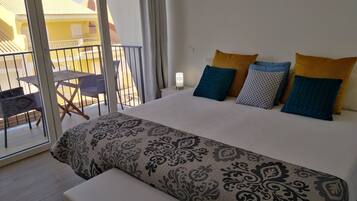 Habitación estándar con 1 cama doble o 2 individuales, 1 cama de matrimonio | Tabla de planchar con plancha, wifi gratis, ropa de cama