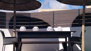 Una piscina al aire libre, tumbonas