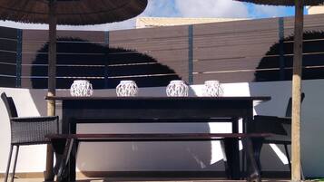 Una piscina al aire libre, tumbonas