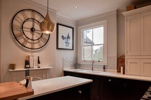 Fridge, microwave, oven, stovetop - Beautifully Decorated 3 Bedroom Home in Putney (London)