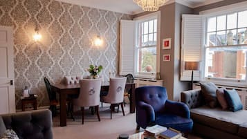 Flat-screen TV, fireplace