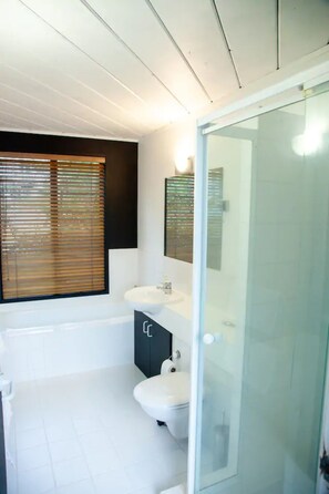 Casa (2 Bedrooms) | Baño | Tina y toallas 