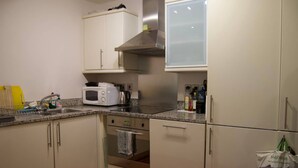 Private kitchen - Central Waterloo 2 Bedroom Apartment With Balcony (London)