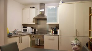 Private kitchen - Central Waterloo 2 Bedroom Apartment With Balcony (London)