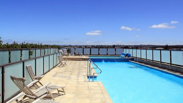 Outdoor pool - Beautiful Studio Apartment in Takapuna (Auckland)