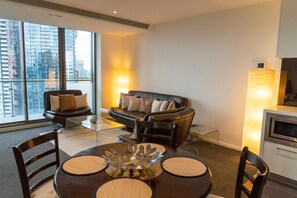 Apartment (2 Bedrooms) | Eigene Küche | Kühlschrank, Mikrowelle, Ofen, Herdplatte