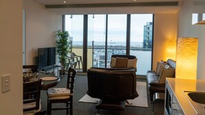 Appartement (2 Bedrooms) | Woonkamer | Een 20-inch televisie met digitale zenders
