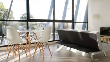 Căn hộ (1 Bedroom) | Phòng khách | TV 20-inch có truyền hình kỹ thuật số