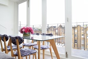 In-room dining - Bright and Stylish Apartment In Little Venice (London)
