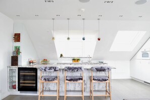 Fridge, microwave, oven, stovetop - Bright and Stylish Apartment In Little Venice (London)