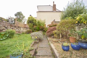 Property grounds - Eclectic Home In Trendy Bristol Suburb (Bristol)