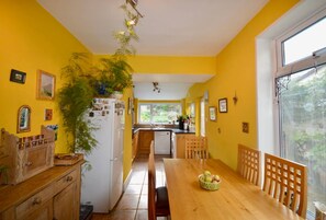 Fridge, microwave, oven, stovetop - Eclectic Home In Trendy Bristol Suburb (Bristol)