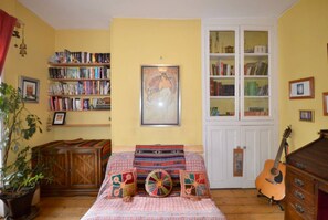 2 bedrooms, internet, bed sheets - Eclectic Home In Trendy Bristol Suburb (Bristol)