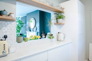 Oven, stovetop, dishwasher, cookware/dishes/utensils