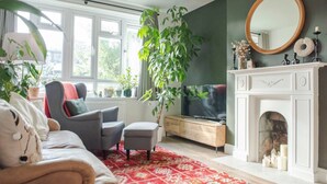 Flat-screen TV, streaming services - Beautiful Bohemian 1 Bedroom Flat in Highbury (London)