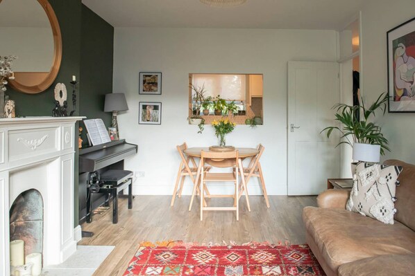 Living room - Beautiful Bohemian 1 Bedroom Flat in Highbury (London)