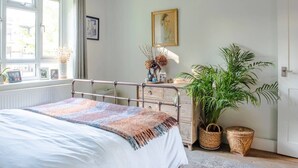 1 bedroom, bed sheets - Beautiful Bohemian 1 Bedroom Flat in Highbury (London)