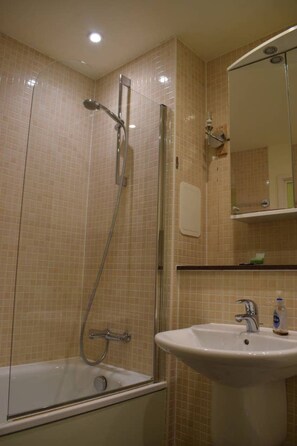 Shower - Charming and Spacious 2 Bedroom Flat In Shadwell (London)