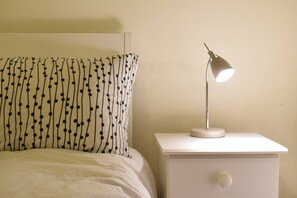 2 عدّة غرف نوم ومكواة/لوح كي وملاءات أسرّة