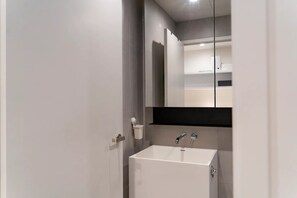 Apartemen (1 Bedroom) | Kamar mandi | Shower, perlengkapan mandi gratis, pengering rambut, dan handuk