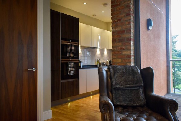 Fridge, oven, stovetop, dishwasher - Modern 1 Bedroom Apartment With Balcony By Preston Park (Brighton)