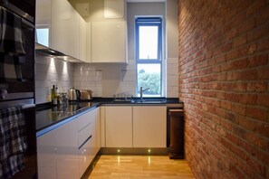 Apartment (1 Bedroom) | Private kitchen | Fridge, oven, stovetop, dishwasher - Modern 1 Bedroom Apartment With Balcony By Preston Park (Brighton)