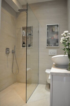 Shower - Beautiful 2 Bedroom Flat in Prime Notting Hill Location (London)