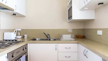 Apartment (1 Bedroom) | Private kitchen | Full-sized fridge, microwave, oven, stovetop