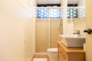 Huoneisto (1 Bedroom) | Kylpyhuone | Suihku, ilmaiset hygieniatuotteet, hiustenkuivaaja, pyyhkeet