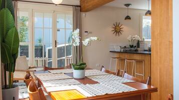 Apartamento (3 Bedrooms) | Cozinha privada | Geladeira, micro-ondas, fogão, cooktop