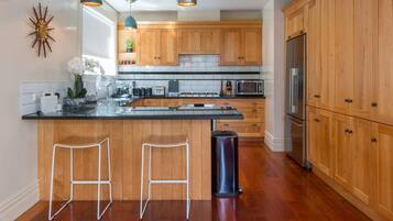 Apartamento (3 Bedrooms) | Cozinha privada | Geladeira, micro-ondas, fogão, cooktop