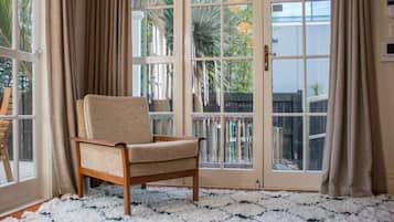 Apartamento (3 Bedrooms) | Sala de estar | TV 20 polegadas com canais digitais, Netflix, serviços de streaming