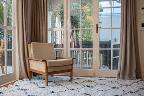 Apartment (3 Bedrooms) | Living room | 20-inch TV with digital channels, Netflix, streaming services - Cosy 3 Bedroom Villa in Freeman's Bay (Auckland)