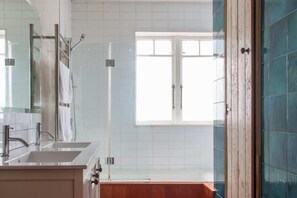 Apartment (3 Bedrooms) | Badezimmer | Kostenlose Toilettenartikel, Haartrockner, Handtücher, Seife