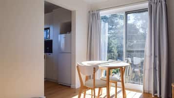 Studio (0 Bedroom) | Laptop workspace, iron/ironing board, free WiFi, bed sheets