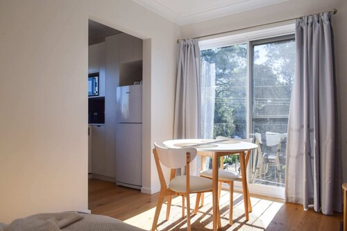 Sun-drenched 1 Bed Studio Apartment In Newtown