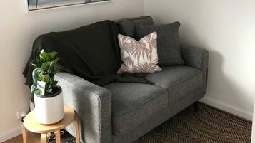 Studio (0 Bedroom) | Salle de séjour | Télévision de 20 pouces avec chaßnes numériques